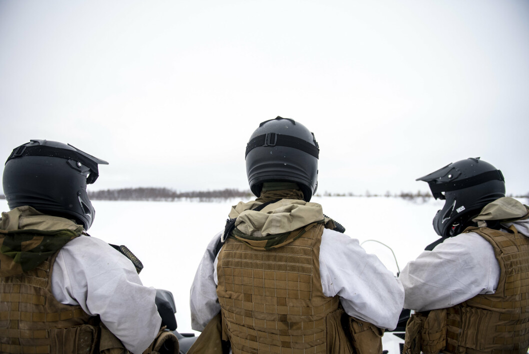 VAKTHOLD: Norske soldater patruljerer på grensen mellom Norge og Russland på Pasvikelven.