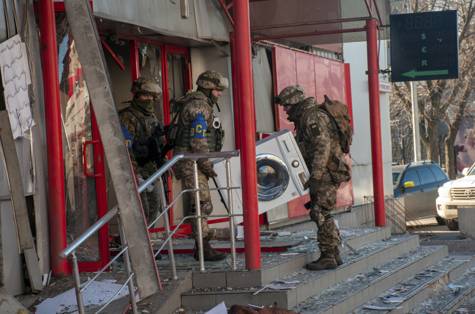 KHARKIV: Ukrainske styrker slo tirsdag kveld tilbake et russisk angrep mot Kharkiv, sier myndighetene i regionen. Her hjelper ukrainske soldater til med flytting av varer fra en butikk som ble ødelagt i artilleriangrep i byen.