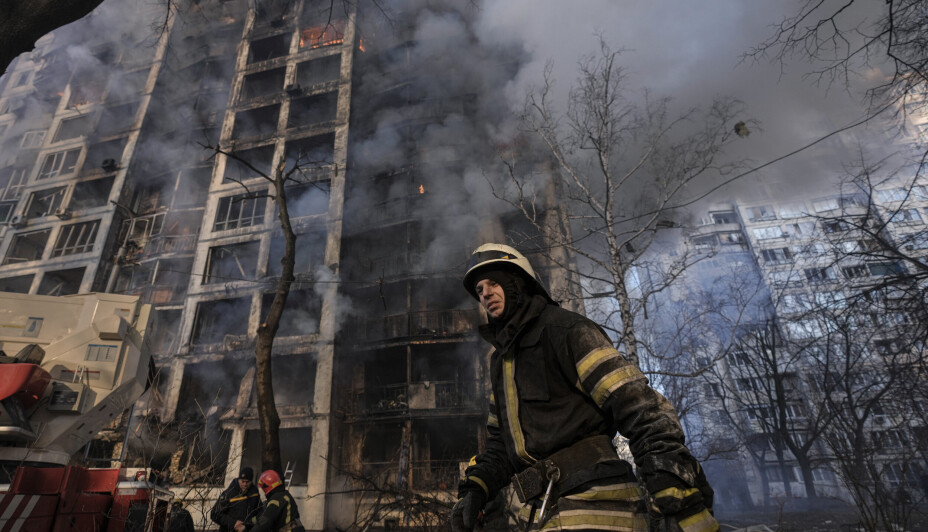 KYIV: En brannkonstabel utenfor et brennende boligblokk i den ukrainske hovedstaden.