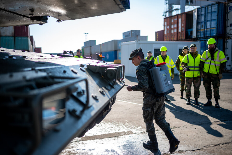 DESINFISERES: En spansk Leopard 2e stridsvogn desinfiseres grundig under oppsyn av vetrinærinspektørende før de får forlatte Borg Havn.