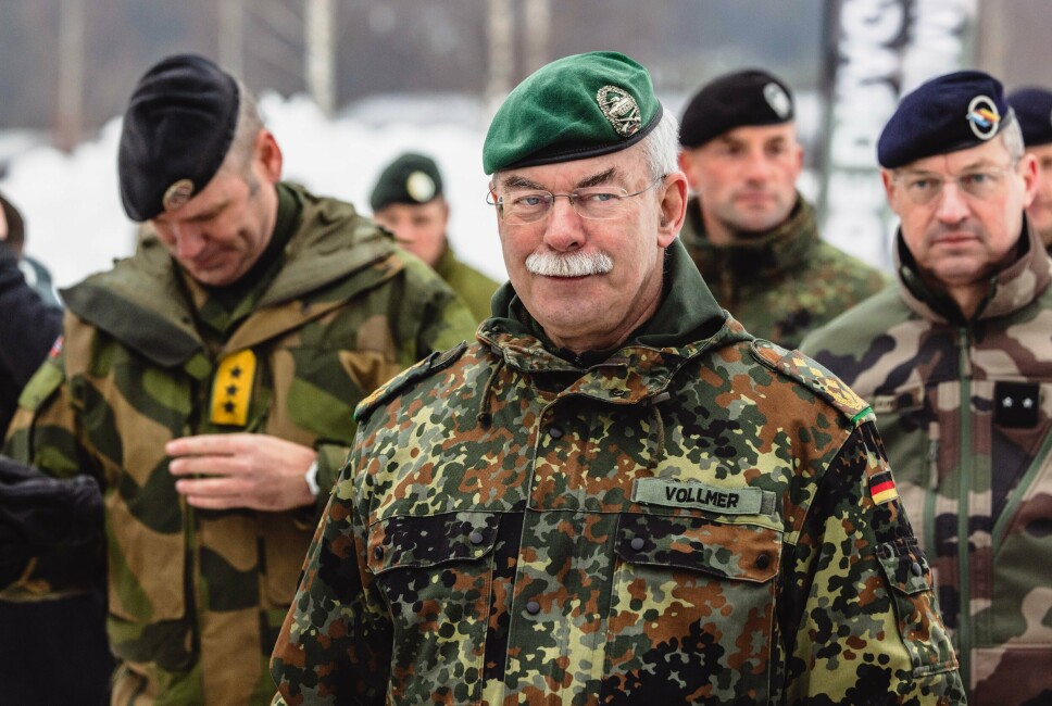 PÅ DEMO: General Jörg Vollmer, som leder avdelingen Allied Joint Force Command (JFC) Brunssum, hadde tatt turen til Rena for torsdagens demonstrasjon under Natos Brilliant Jump-øvelse.