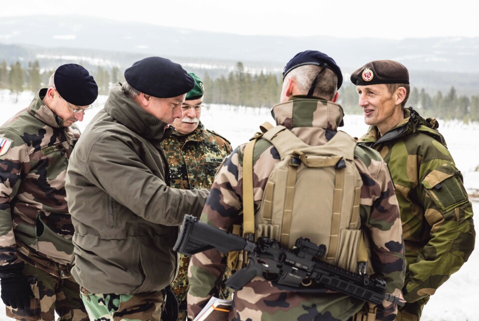 I GODT LAG: Forsvarssjef Eirik Kristoffersen i samtale general Vollmer og lederen for militærkomiteen, admiral Robert Bauer.