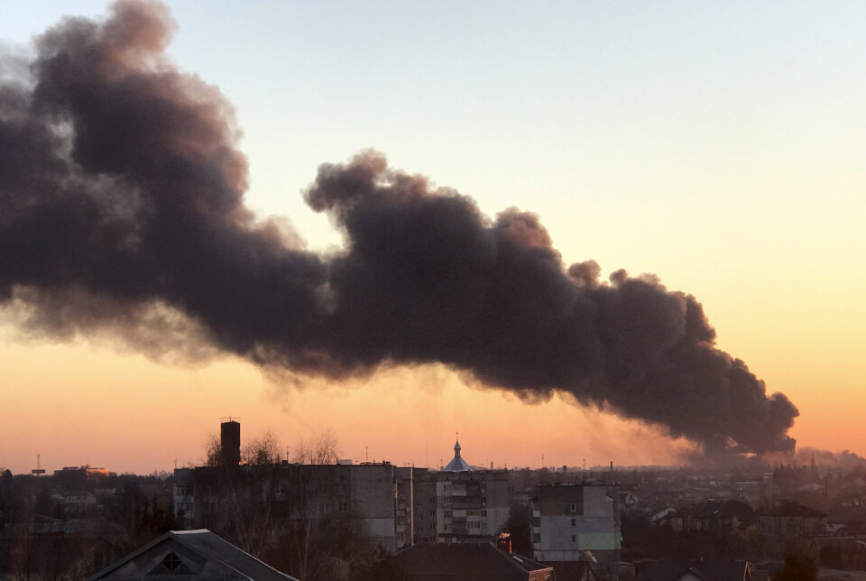 LVIV: Røyk stiger opp etter en eksplosjon i Lviv, vest i Ukraina, fredag morgen. Ifølge byens ordfører er flyplassen truffet av missiler.