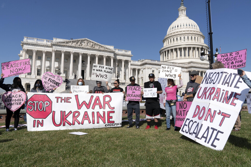 MOT KRIG: Folk protesterer mot krigen i Ukraina av Russland på østfronten av den amerikanske hovedstaden, i Washington, onsdag 16. mars 2022.