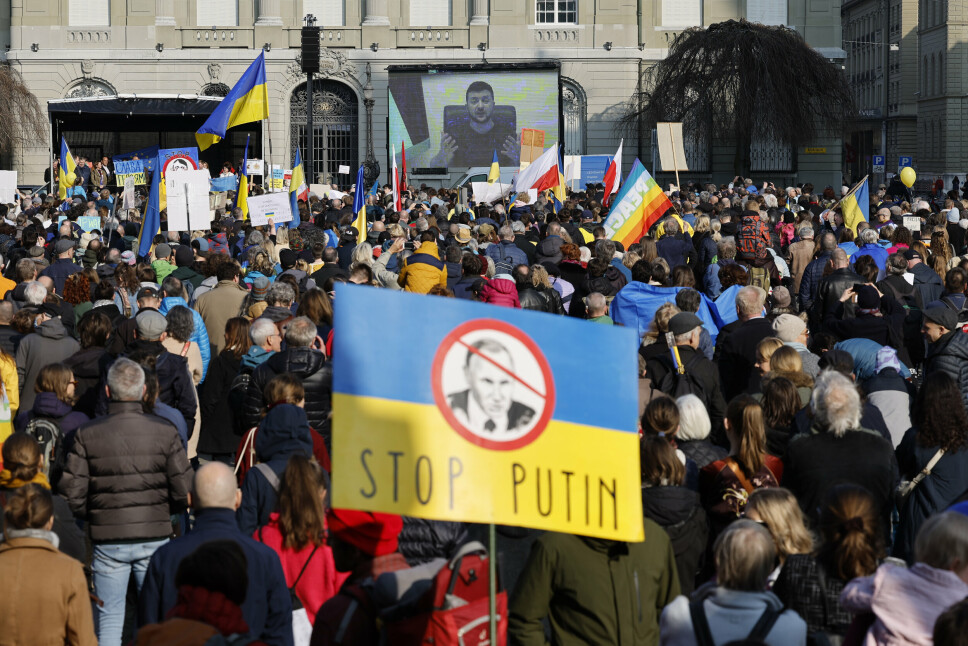 TALE: Ukrainas president Volodymyr Zelenskyj taler til tusener av demonstranter i Bern i Sveits.