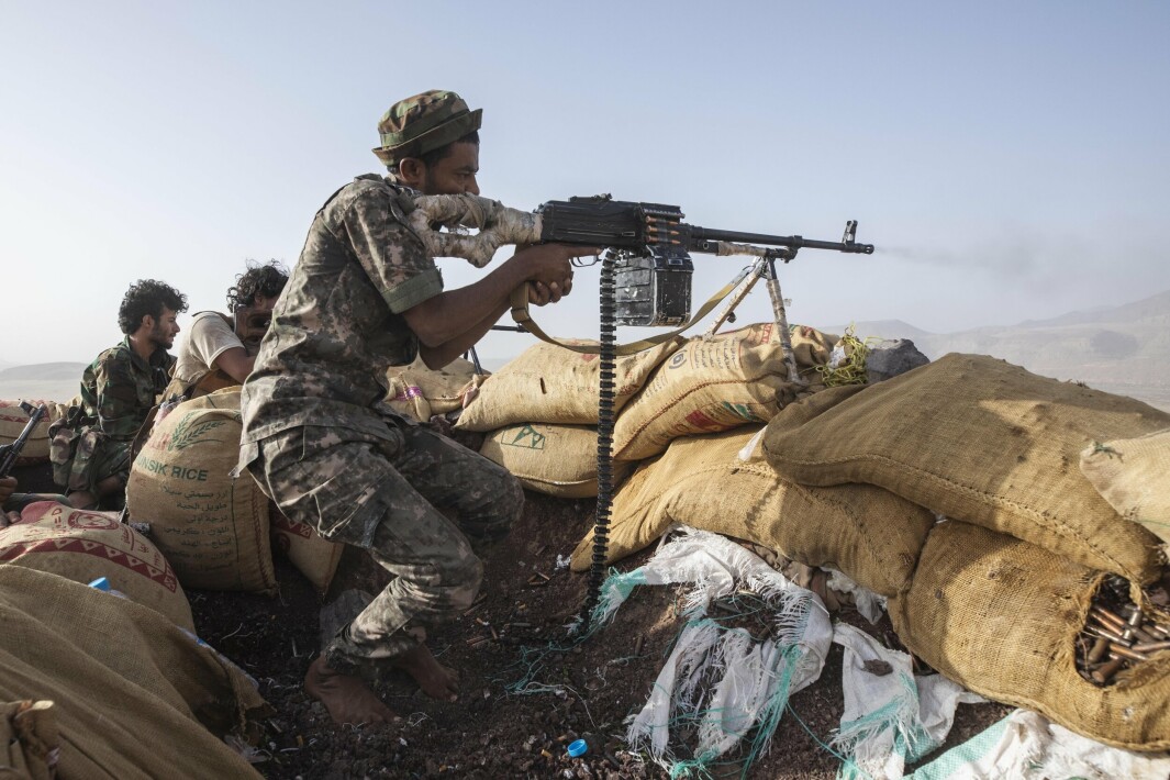 FRONTLINJEN: En soldat fra Jemen støttet av den Saudi-ledede koalisjonen avfyrer våpenet sitt under sammenstøt med Houthi-opprørere på Kassara-frontlinjen nær Marib, Jemen, 20. juni 2021.
