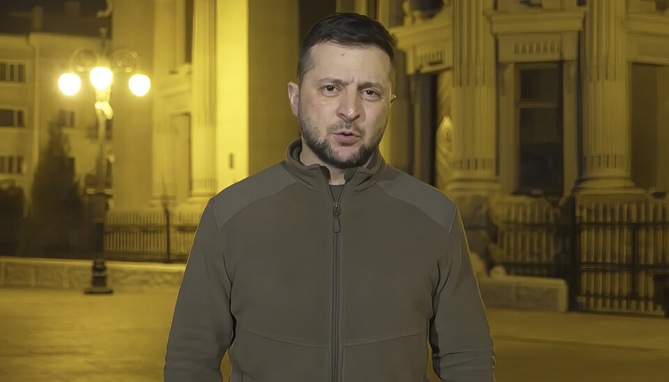FORBUD: President Volodymyr Zelenskyj sier Ukrainas nasjonale sikkerhets- og forsvarsråd forbyr arbeidet til prorussiske politiske partier. Her fra sin videotale fra gata foran presidentpalasset i Kyiv tidlig lørdag morgen.