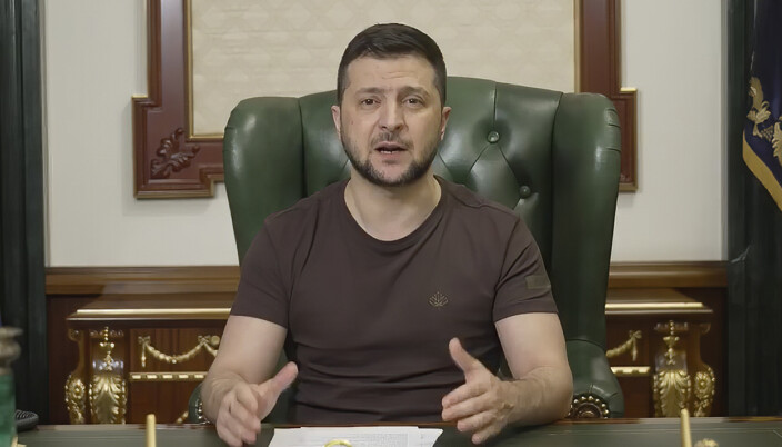 TALER: Ukrainas president Volodymyr Zelenskyj talte tidlig søndag morgen fra presidentkontoret i Kyiv. TALER: Ukrainas president Volodymyr Zelenskyj talte tidlig søndag morgen fra presidentkontoret i Kyiv.