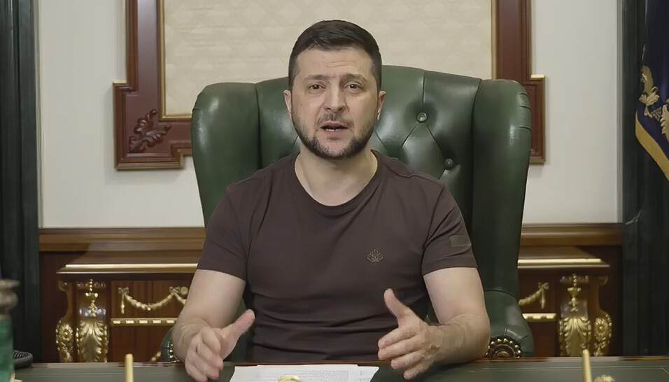 TALER: Ukrainas president Volodymyr Zelenskyj talte tidlig søndag morgen fra presidentkontoret i Kyiv.