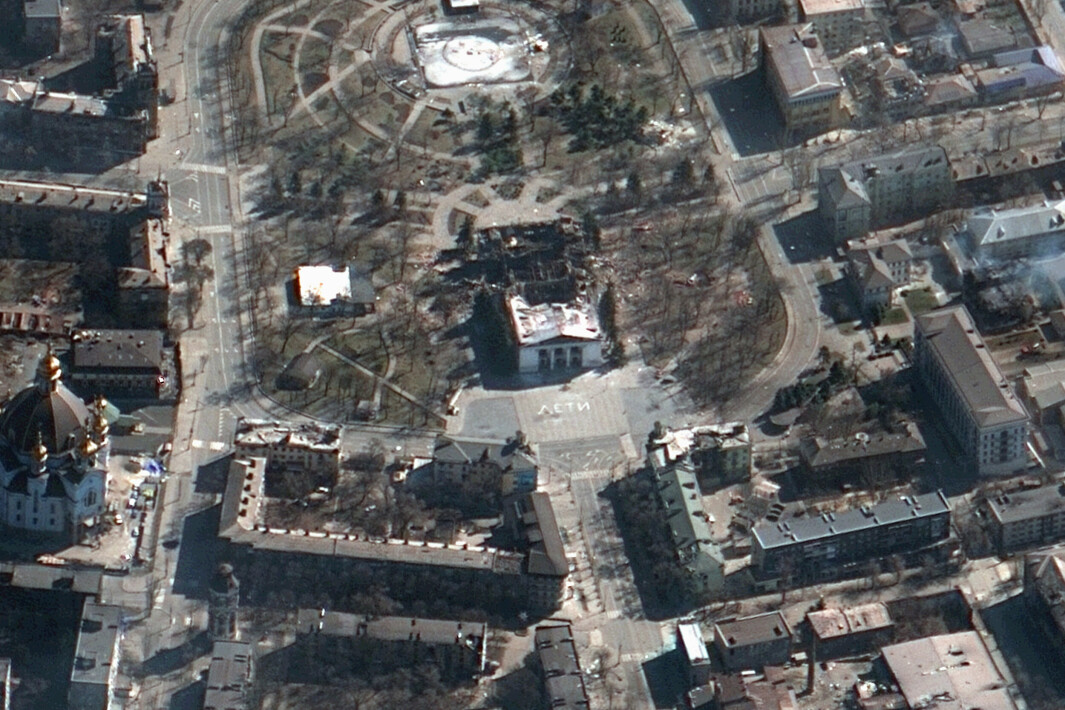 MARIUPOL: Et satellittbilde viser omfanget av bombingen av teateret i Mariupol. Gatekamper hindret en redningsaksjon for de hundrevis av mennesker som sitter fanget i ruinene av teateret som ble bombet av Russland onsdag.