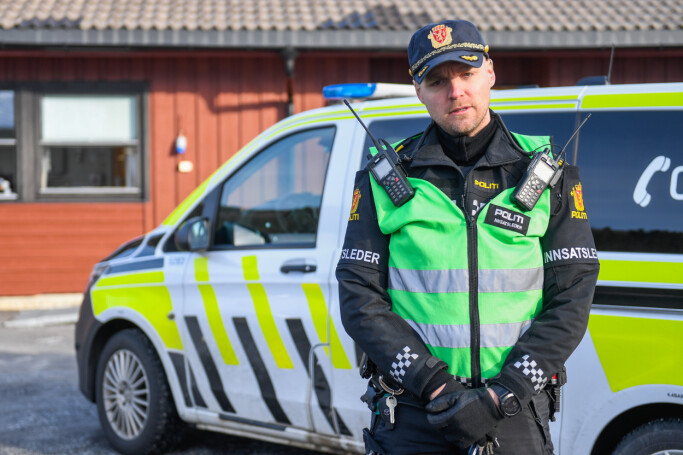 INNSATSLEDER: Kristian Vikran Karlsen utenfor Trones Skole i Beiarn kommune, hvor nødetatene har opprettet en base. INNSATSLEDER: Kristian Vikran Karlsen utenfor Trones Skole i Beiarn kommune, hvor nødetatene har opprettet en base.