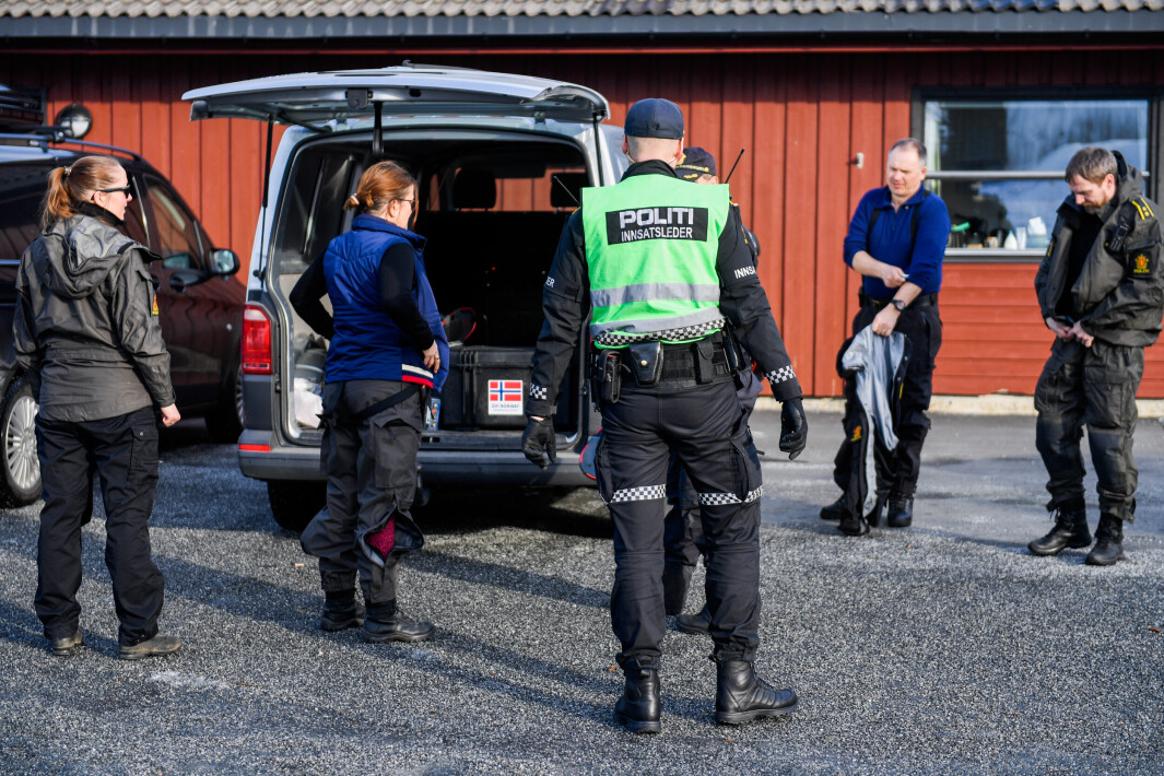 BEIARN KOMMUNE: Søndag formiddag ankom krimteknikere innsatsbasen på Trones skole i Beiarn. Krimteknikerne venter på klarsignal for å reise opp til ulykkesstedet der et amerikansk militærfly gikk ned fredag kveld. BEIARN KOMMUNE: Søndag formiddag ankom krimteknikere innsatsbasen på Trones skole i Beiarn. Krimteknikerne venter på klarsignal for å reise opp til ulykkesstedet der et amerikansk militærfly gikk ned fredag kveld.