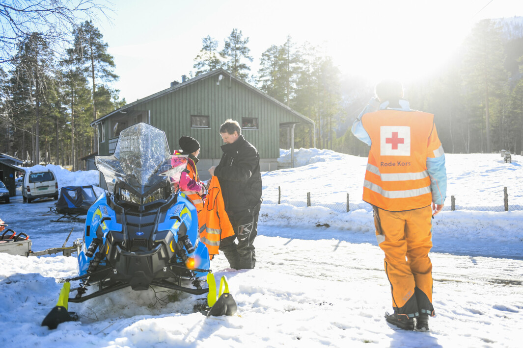 SØK: Johnny Steinåmo i Røde Kors gjør seg klar til å bidra i arbeidet ved ulykkesstedet i Beiarn, der et amerikansk militærfly med et mannskap på fire styrtet fredag kveld. Det ble meldt savnet klokken 18.26, flyet deltok i øvelsen Cold response.