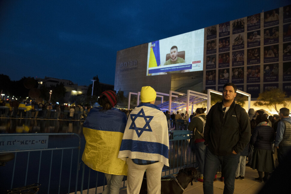 FREDSSAMTALE: Folk samlet seg på Habima-plassen i Tel Aviv søndag for å se Volodymyr Zelenskyjs tale til Knesset. Den ukrainske presidenten sier natt til mandag at Israel kan være det rette stedet å holde fredssamtaler.