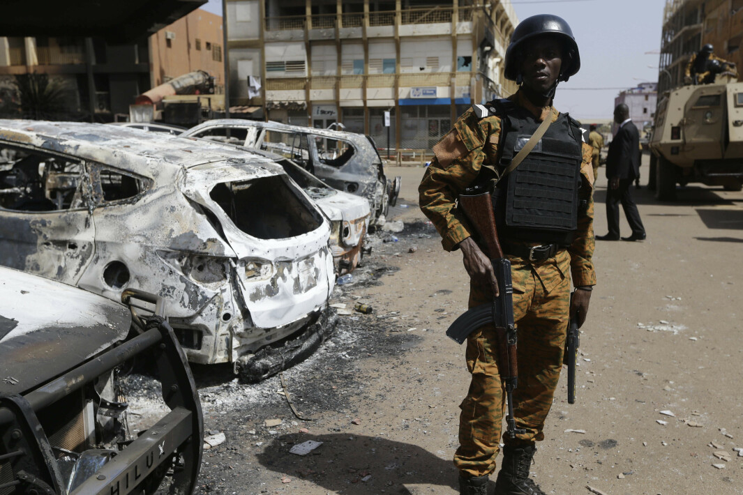 SOLDAT: På dette arkivbildet mandag 18. januar 2016 står en soldat vakt utenfor Splendid Hotel i Ouagadougou, Burkina Faso etter at det ble angrepet av al-Qaida-tilknyttede ekstremister. Islamsk ekstremisme har penetrert denne vestafrikanske nasjonen, med det tørre nord som har blitt et fristed for krigere fra Mali og Niger. SOLDAT: På dette arkivbildet mandag 18. januar 2016 står en soldat vakt utenfor Splendid Hotel i Ouagadougou, Burkina Faso etter at det ble angrepet av al-Qaida-tilknyttede ekstremister. Islamsk ekstremisme har penetrert denne vestafrikanske nasjonen, med det tørre nord som har blitt et fristed for krigere fra Mali og Niger.