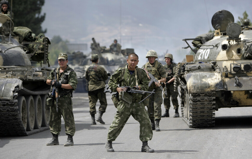 GEORGIA: Russiske soldater utenfor den georgiske byen Gori i august 2014.