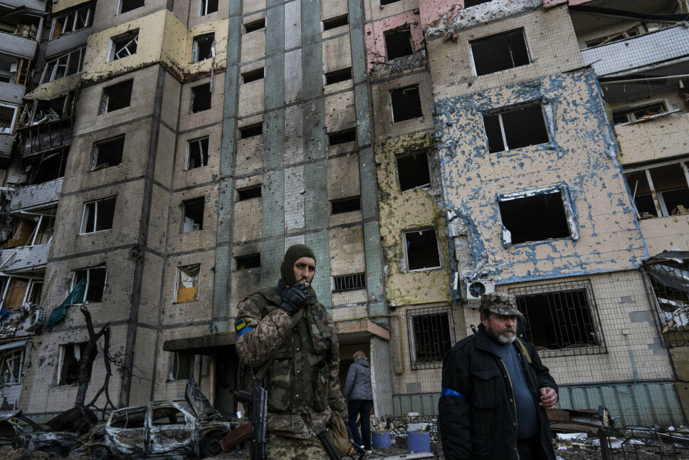 HOVEDSTADEN: En ukrainsk soldat tar seg en sigarett utenfor en ødelagt bygning i Kyiv 20. mars.