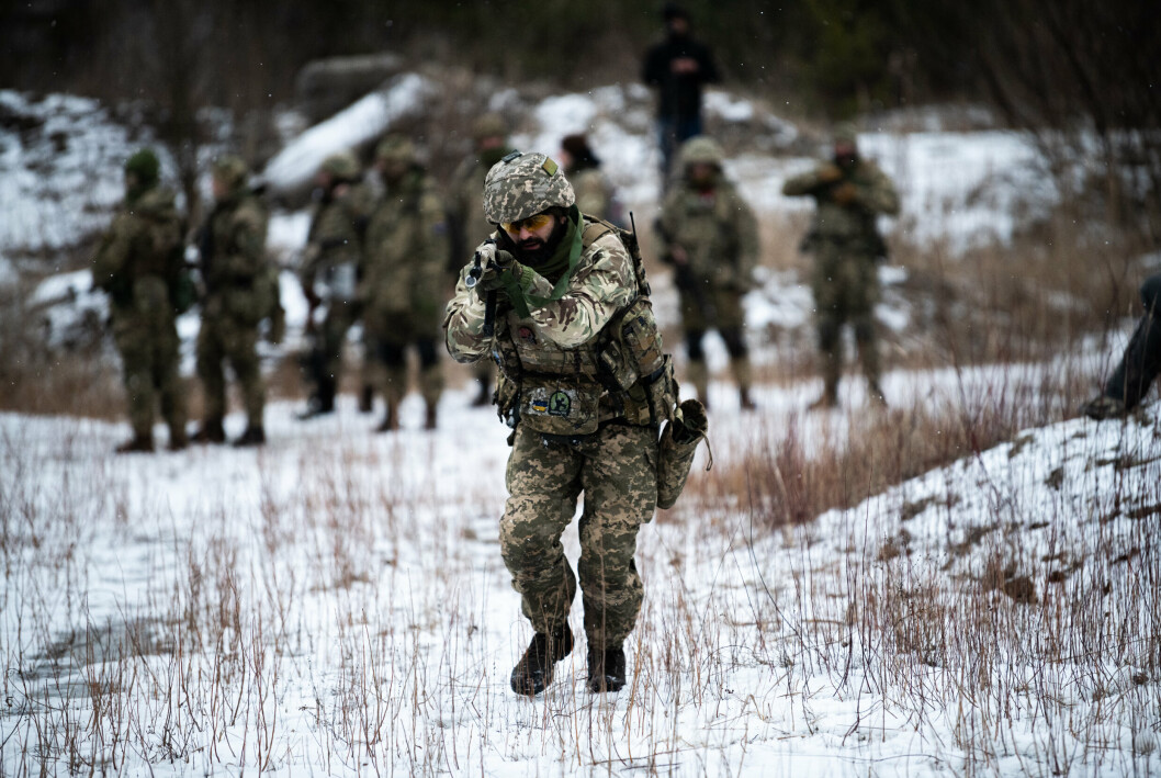 FRIVILLIG: Ukrainske frivillige under trening i vinter, før Russland invaderte.