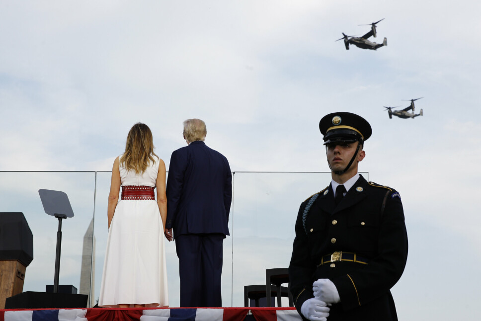 TRUMP: President Donald Trump og kona hans Melania ser på Osprey-fly under en seremoni i Washington 4. juli 2020.