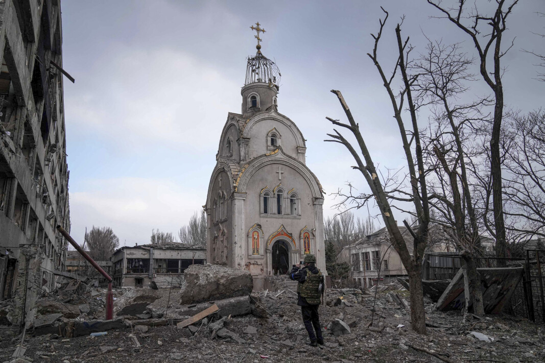 MARIUPOL: En ukrainsk soldat fotograferer en ødelagt kirke i havnebyen Mariupol. MARIUPOL: En ukrainsk soldat fotograferer en ødelagt kirke i havnebyen Mariupol.