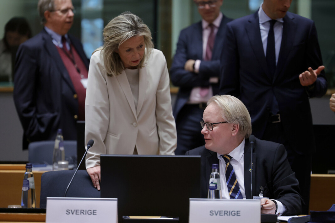 NY STRATEGI: Sveriges forsvarsminister Peter Hultqvist sammen med Nederlands forsvarsminister Kajsa Ollongren under EUs ministerråd i Brussel mandag den 21. mars 2022.