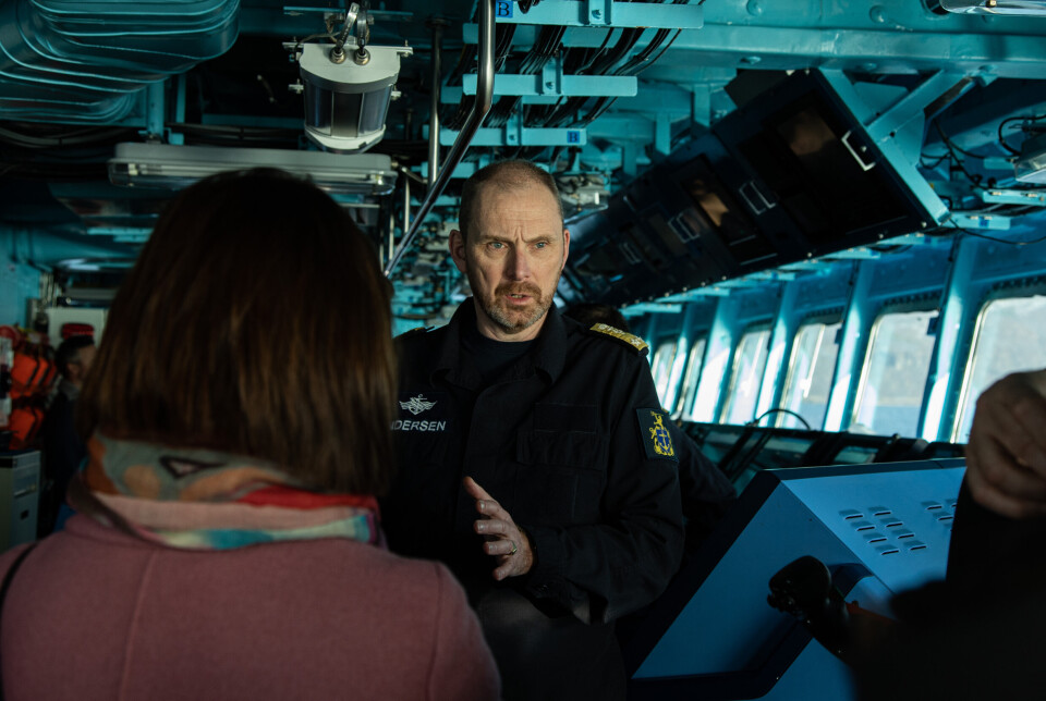 VED RORET: Kontreadmiral Rune Andersen i samtale med forsvarskommisjonen under seilas med KNM Roald Amundsen mandag. Fredag kunngjorde regjeringen at de vil bevilge midler til mer seiling med blant annet fregattene. Nå må Andersen finne ut hva som er den klokeste bruken av pengene.