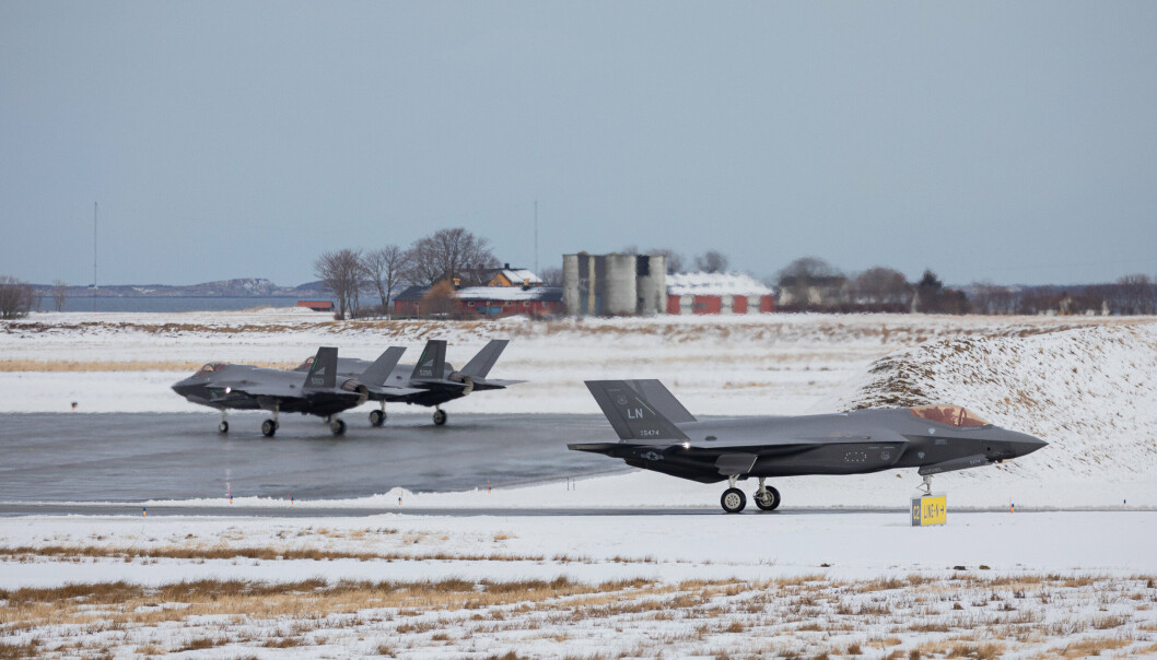 SÅRBART: Kampfly er sårbare for å bli satt ut av spill, skriver Jon Wicklund. Her ser vi ett amerikansk F-35A på Ørland flystasjon i februar 2022. I bakgrunnen er to norske F-35A.