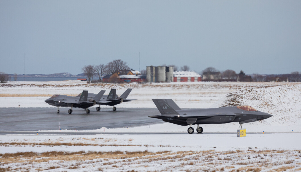 SÅRBART: Kampfly er sårbare for å bli satt ut av spill, skriver Jon Wicklund. Her ser vi ett amerikansk F-35A på Ørland flystasjon i februar 2022. I bakgrunnen er to norske F-35A. SÅRBART: Kampfly er sårbare for å bli satt ut av spill, skriver Jon Wicklund. Her ser vi ett amerikansk F-35A på Ørland flystasjon i februar 2022. I bakgrunnen er to norske F-35A.