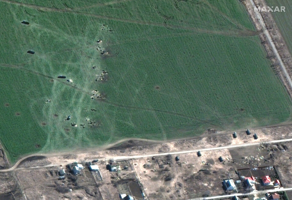 STYRKER: Et satellittbilde viser artilleriposisjoner nordøst for Mariupol, som er under beleiring av russiske styrker, søndag 19. mars.