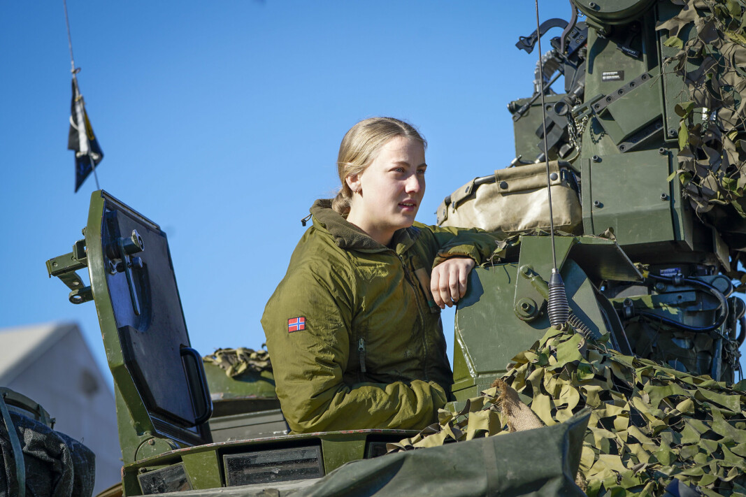 SKYTTER: Mari fra Telemark er skytter på en norsk stormpanservogn i Litauen.