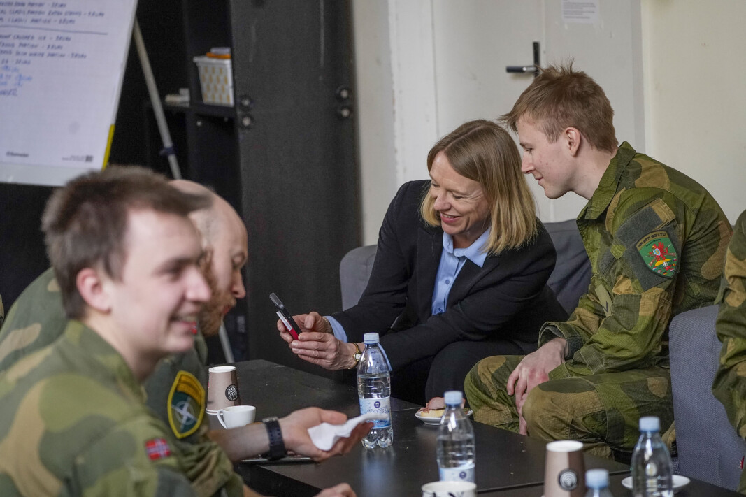 BESØK: Utenriksminister Anniken Huitfeldt sammen med nestkommanderende Sindre i leiren i Rukla 17. mars. BESØK: Utenriksminister Anniken Huitfeldt sammen med nestkommanderende Sindre i leiren i Rukla 17. mars.