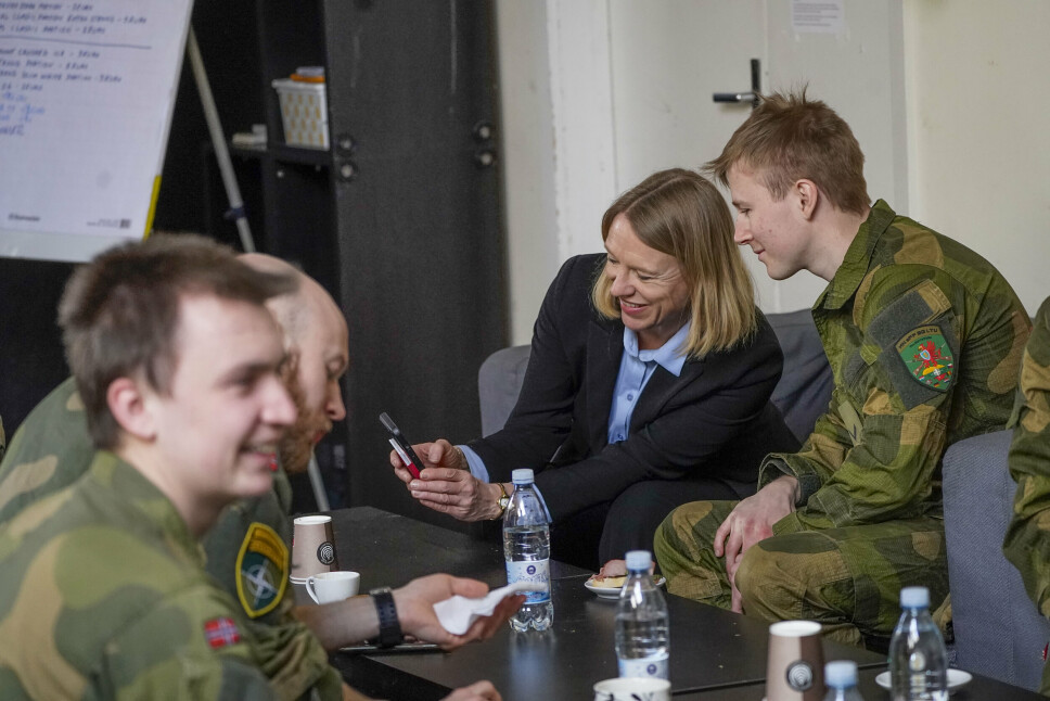 BESØK: Utenriksminister Anniken Huitfeldt sammen med nestkommanderende Sindre i leiren i Rukla 17. mars.