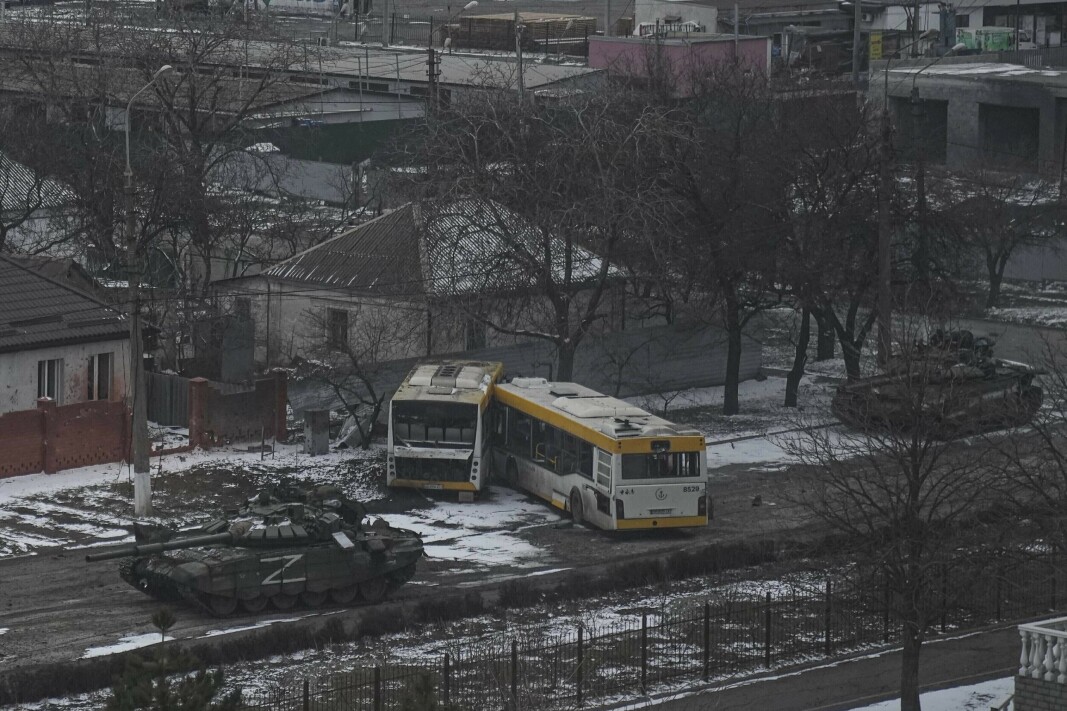 STRIDSVOGNER: Russernes største problem nå er at de i praksis har gått tom for manøverstyrker til å fortsette offensiven, skriver kaptein Amund Osflaten. På bildet er russiske stridsvogner utenfor Mariupol i Ukraina 11. mars 2022. STRIDSVOGNER: Russernes største problem nå er at de i praksis har gått tom for manøverstyrker til å fortsette offensiven, skriver kaptein Amund Osflaten. På bildet er russiske stridsvogner utenfor Mariupol i Ukraina 11. mars 2022.
