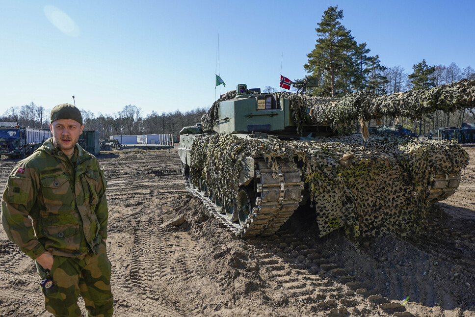 LEOPARD: Andreas (24) fra Sørlandet foran en norsk Leopard-stridsvogn i Rukla i Litauen.