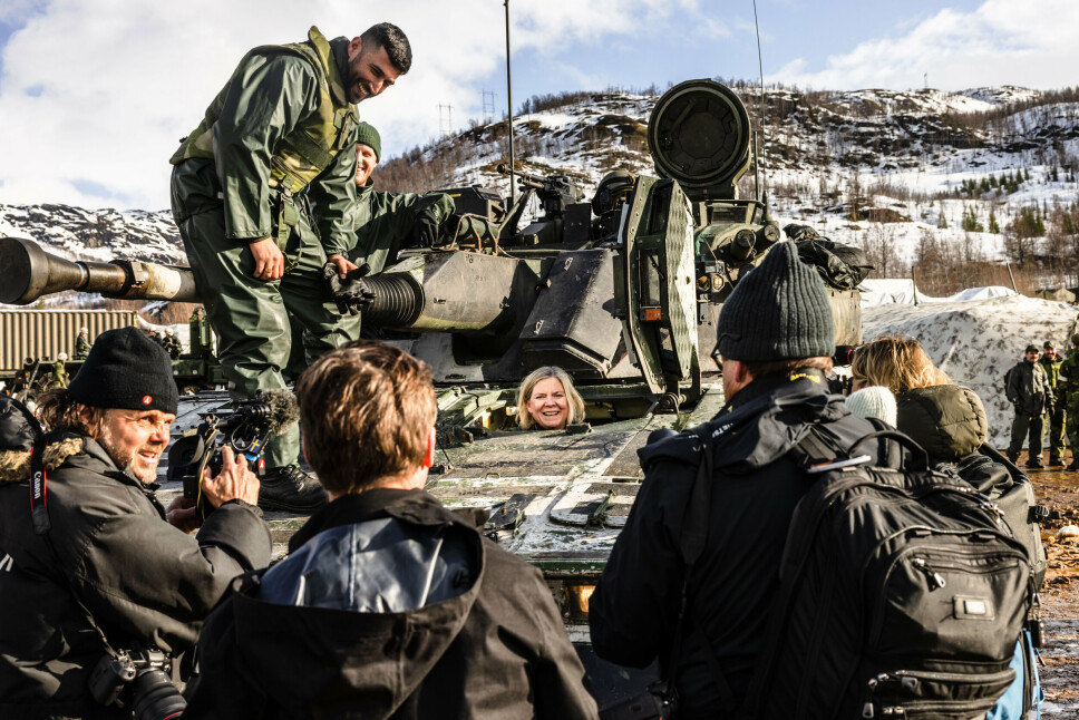 HALLO I LUKEN: Sveriges statsminister Magdalena Andersson og partileder i Moderaterna Ulf Kristersson besøker svenske styrker under Cold Response.