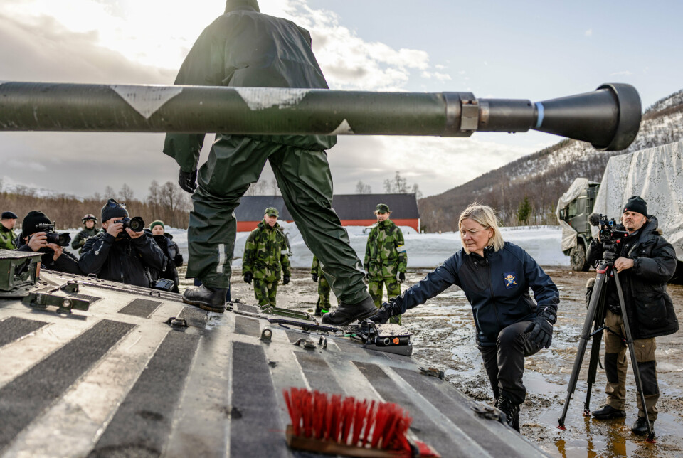 I STILLING: Sveriges statsminister Magdalena Andersson og partileder i Moderaterna Ulf Kristersson besøker svenske styrker under Cold Response.