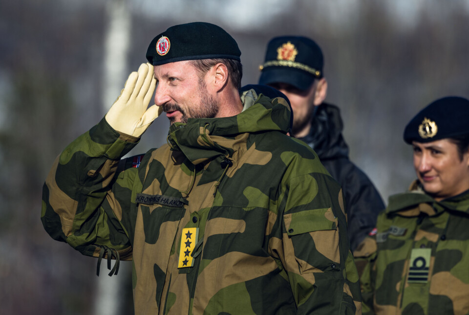 ROS: – Det er mange ting å diskutere, men at det er mange dyktige mennesker i Forsvaret som er klare, det er i hvert fall en realitet, sa kronprinsen om det norske Forsvaret. ROS: – Det er mange ting å diskutere, men at det er mange dyktige mennesker i Forsvaret som er klare, det er i hvert fall en realitet, sa kronprinsen om det norske Forsvaret.