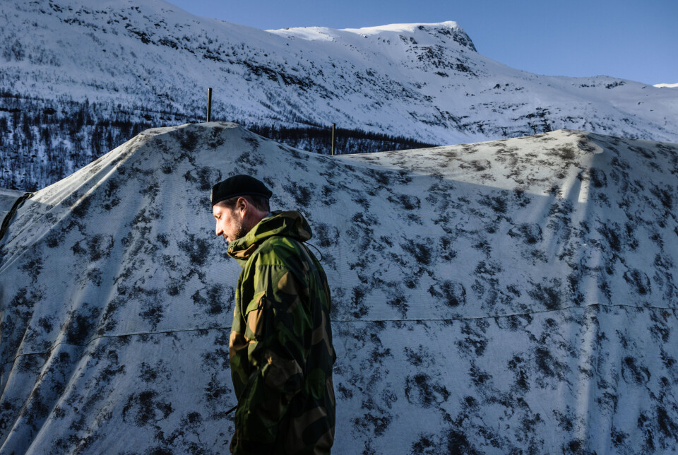 BJERKVIK: Kronprins Haakon besøker svenske og finske styrker i Skoglund leir utenfor Bjerkvik sentrum. BJERKVIK: Kronprins Haakon besøker svenske og finske styrker i Skoglund leir utenfor Bjerkvik sentrum.