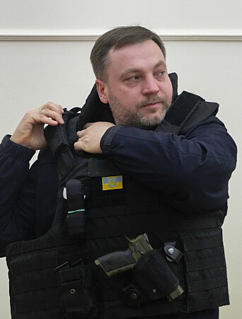 SKUDDSIKKER: en ukrainske innenriksministeren Denys Monastyrskyj ikler seg skuddsikker vest etter et intervju med Associated Press. SKUDDSIKKER: en ukrainske innenriksministeren Denys Monastyrskyj ikler seg skuddsikker vest etter et intervju med Associated Press.