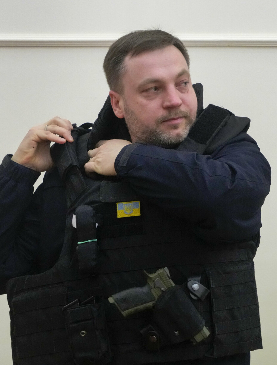 SKUDDSIKKER: en ukrainske innenriksministeren Denys Monastyrskyj ikler seg skuddsikker vest etter et intervju med Associated Press.