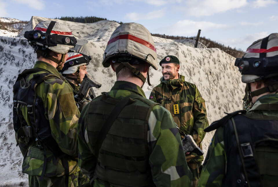HILSER: – Det er fint å ha dem her på øvelse. Det at vi jobber sammen her i noen uker tror jeg er veldig verdifullt, sa kronprins Haakon om svenskene og finnene. HILSER: – Det er fint å ha dem her på øvelse. Det at vi jobber sammen her i noen uker tror jeg er veldig verdifullt, sa kronprins Haakon om svenskene og finnene.
