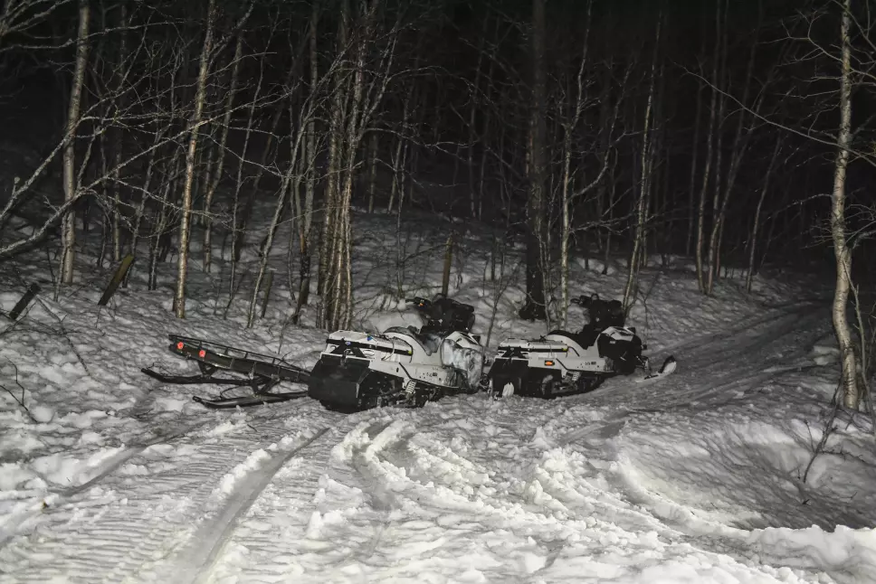 ULYKKESSTEDET: Snøscootere står parkert ved en av veiene opp til Gråtådalen i Beiarn i Nordland, i nærheten av stedet der et amerikansk militærfly av typen V-22 Osprey med et mannskap på fire styrtet fredag kveld. Nå er det bekreftet at det amerikanske forsvaret vil overta etterforskningen av ulykken.