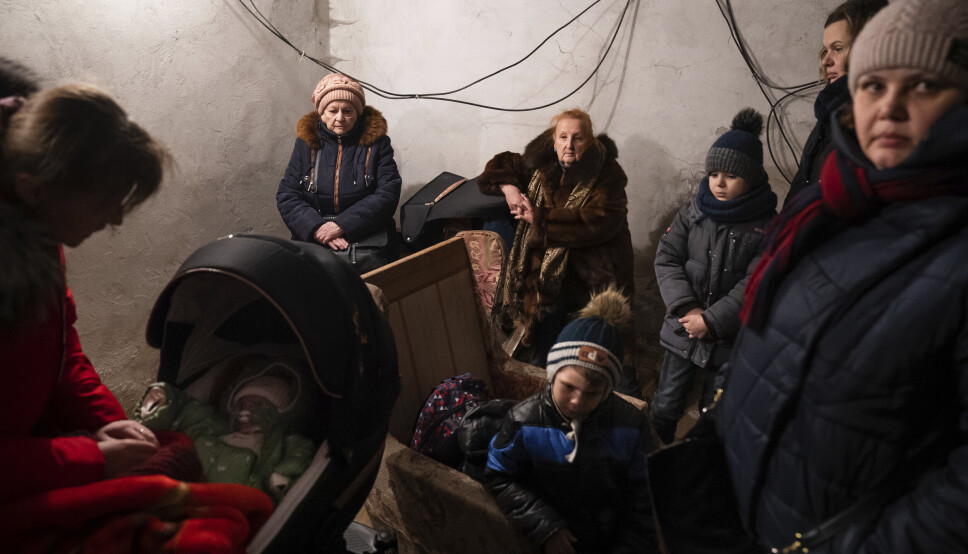 TILFLUKT: Ukrainas president Volodymyr Zelenskyj sier det fortsatt er rundt 100.000 mennesker i Mariupol, som stadig rammes av russiske angrep. Bildet viser folk som søkte tilflukt under et bombeangrep i Mariupol i slutten av februar.