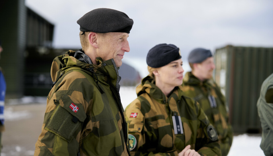 ARTIKKELFORFATTEREN: Forsvarssjef Eirik Kristoffersen besøker amerikanske bombefly på Ørland den 19. april 2021.