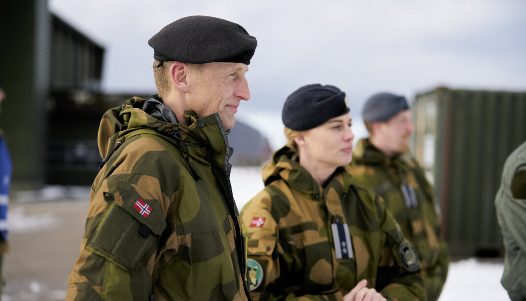 ARTIKKELFORFATTEREN: Forsvarssjef Eirik Kristoffersen besøker amerikanske bombefly på Ørland den 19. april 2021. ARTIKKELFORFATTEREN: Forsvarssjef Eirik Kristoffersen besøker amerikanske bombefly på Ørland den 19. april 2021.