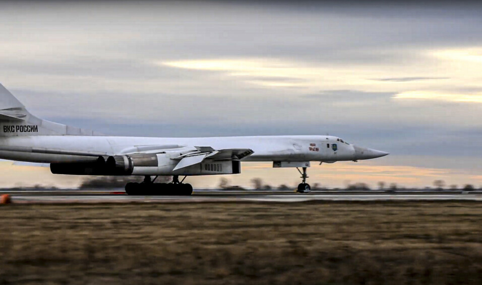 BOMBEFLY: Russland har strategiske bombefly som kan «teppebombe» ukrainske byer, sier Tor Ivar Strømmen. På bildet er er Tu-160 bombefly i Russland.