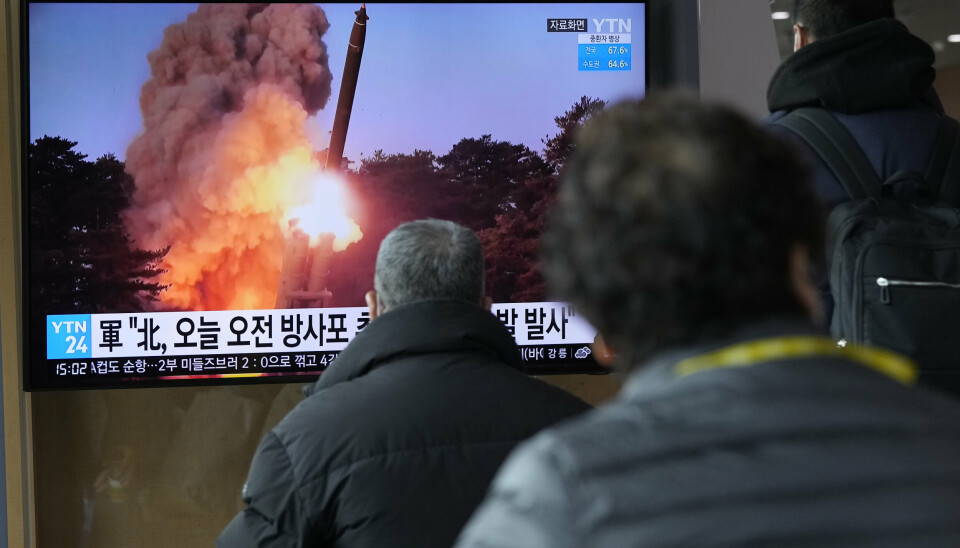 OPPSKYTNING: Nord-Korea har testet militære raketter flere ganger den siste tiden. Her ser folk i Seoul i Sør-Korea på en reportasje 20. mars om Nord-Koreas missiler. TV-bildet skal vise arkivbilder.