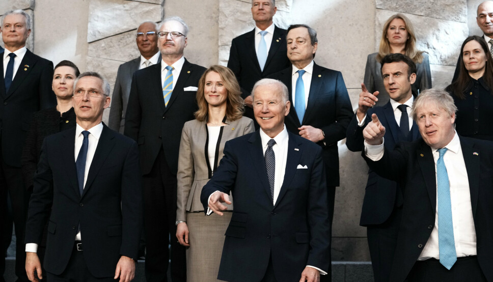 VERDENSLEDERNE: Nato-toppmøtet er i gang i Brussel. Estlands statsminister Kaja Kallas bak USAs president, Joe Biden.