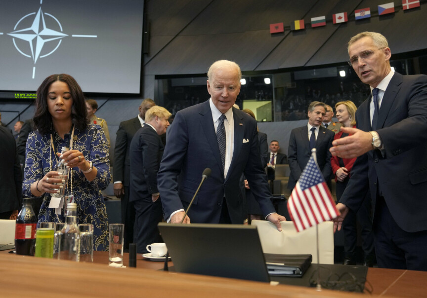 BRUSSEL: Natos ledere var torsdag samlet til ekstraordinært toppmøte i Brussel for å diskutere håndteringen av krigen i Ukraina. Her er USAs president Joe Biden sammen med Natos generalsekretær Jens Stoltenberg.