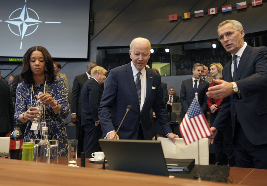 BRUSSEL: Natos ledere var torsdag samlet til ekstraordinært toppmøte i Brussel for å diskutere håndteringen av krigen i Ukraina. Her er USAs president Joe Biden sammen med Natos generalsekretær Jens Stoltenberg.